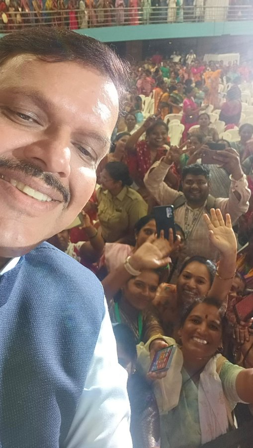 Devendra fadnavis selfie